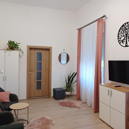Rad-Var Apartmanhaz Έγκερ Εξωτερικό φωτογραφία