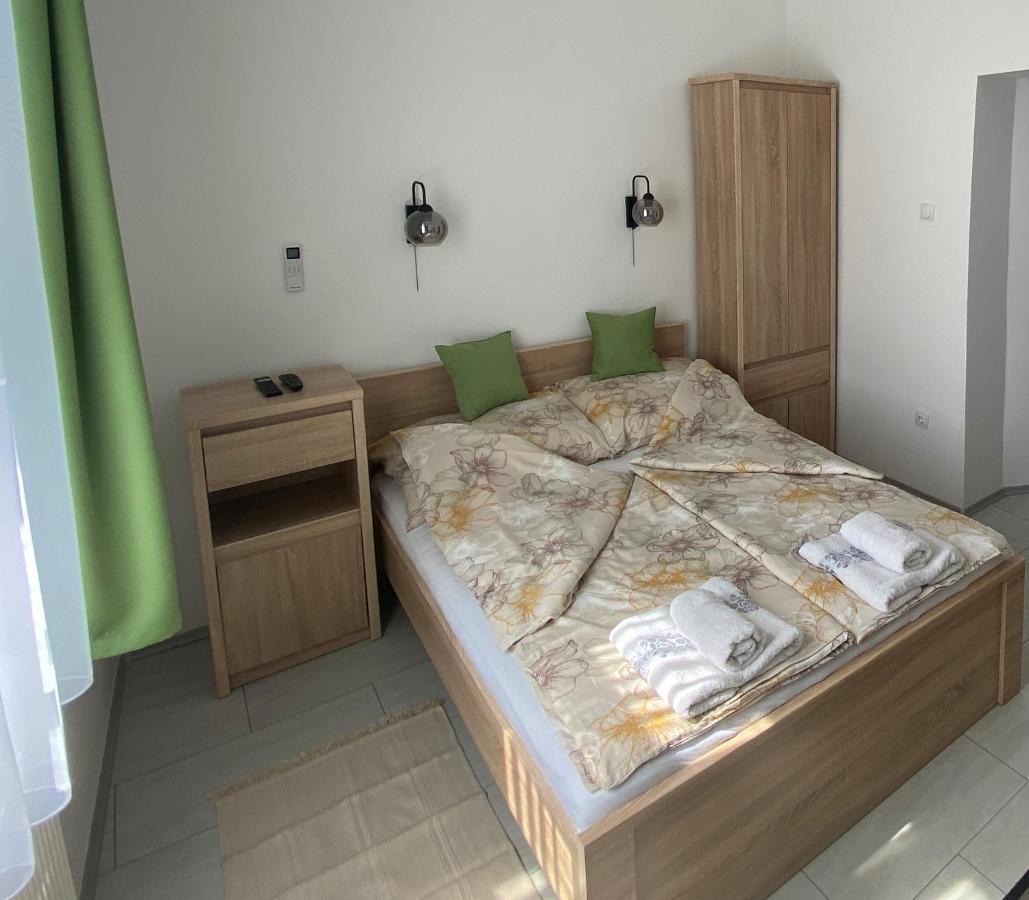 Rad-Var Apartmanhaz Έγκερ Εξωτερικό φωτογραφία