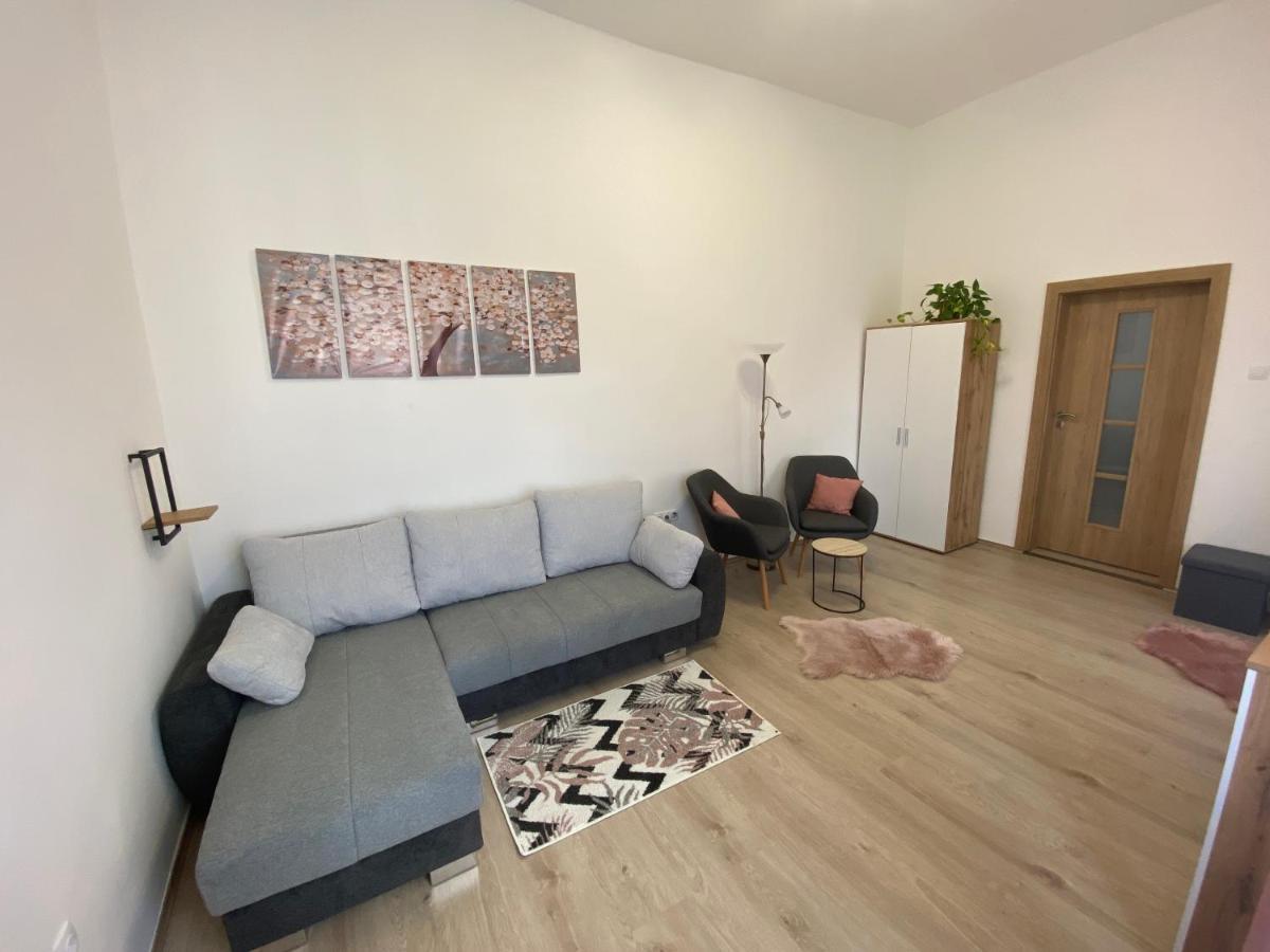 Rad-Var Apartmanhaz Έγκερ Εξωτερικό φωτογραφία