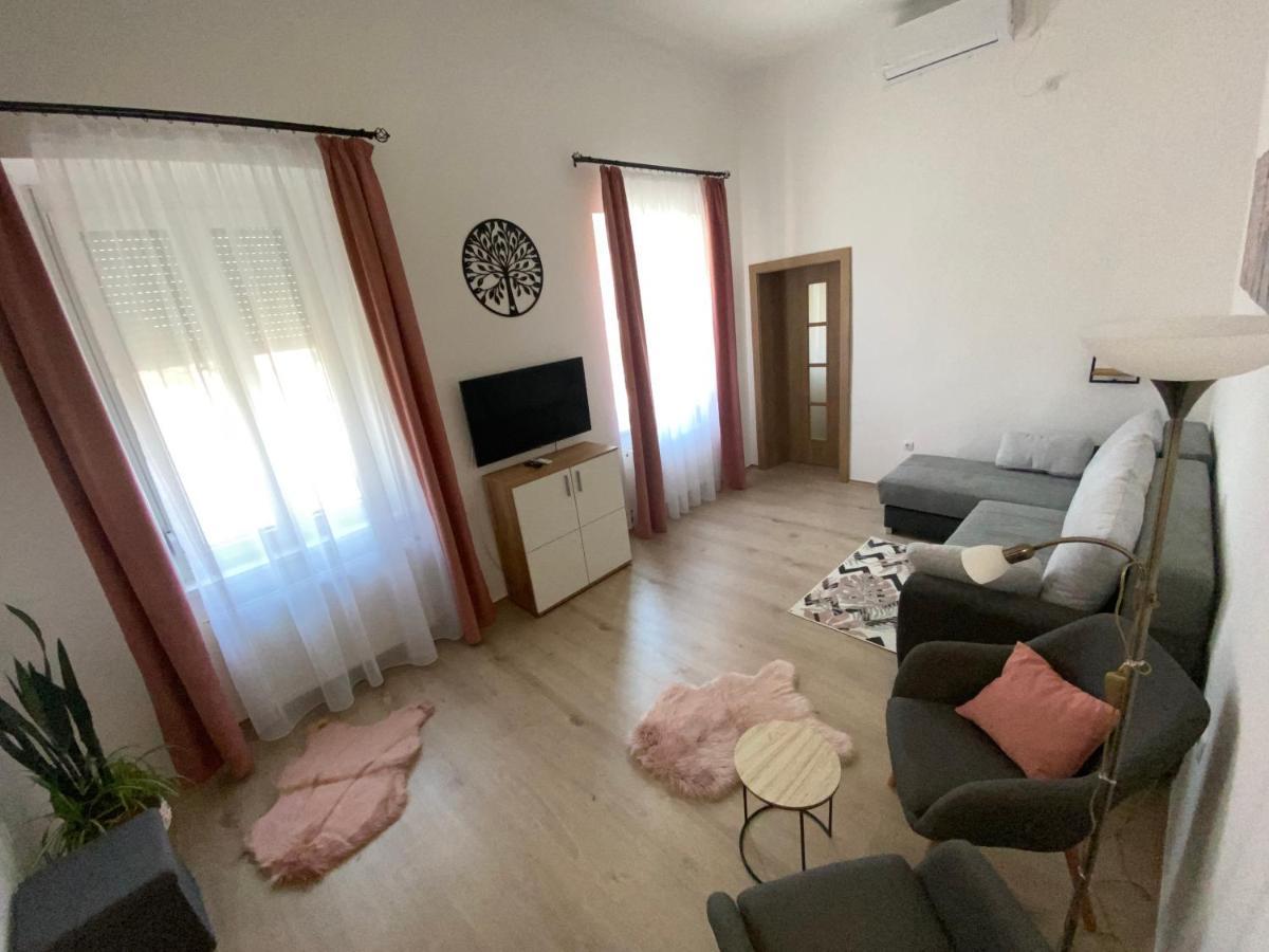 Rad-Var Apartmanhaz Έγκερ Εξωτερικό φωτογραφία