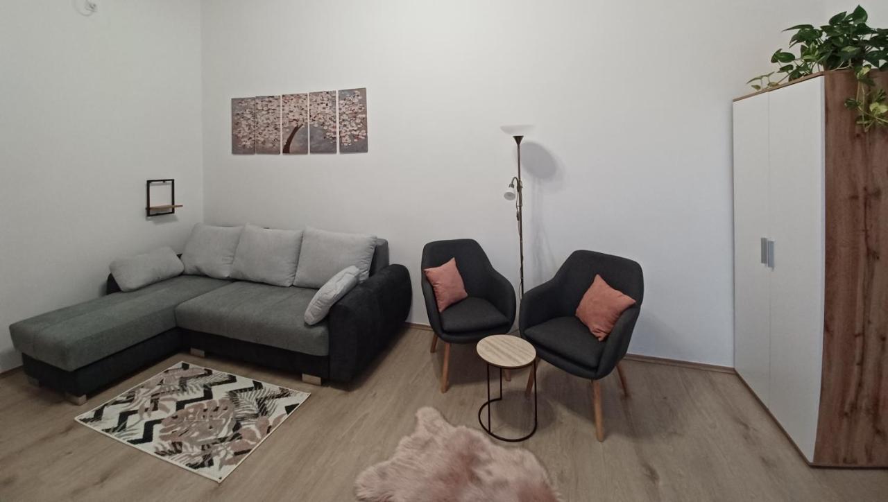 Rad-Var Apartmanhaz Έγκερ Εξωτερικό φωτογραφία