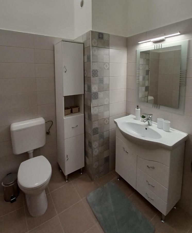 Rad-Var Apartmanhaz Έγκερ Εξωτερικό φωτογραφία
