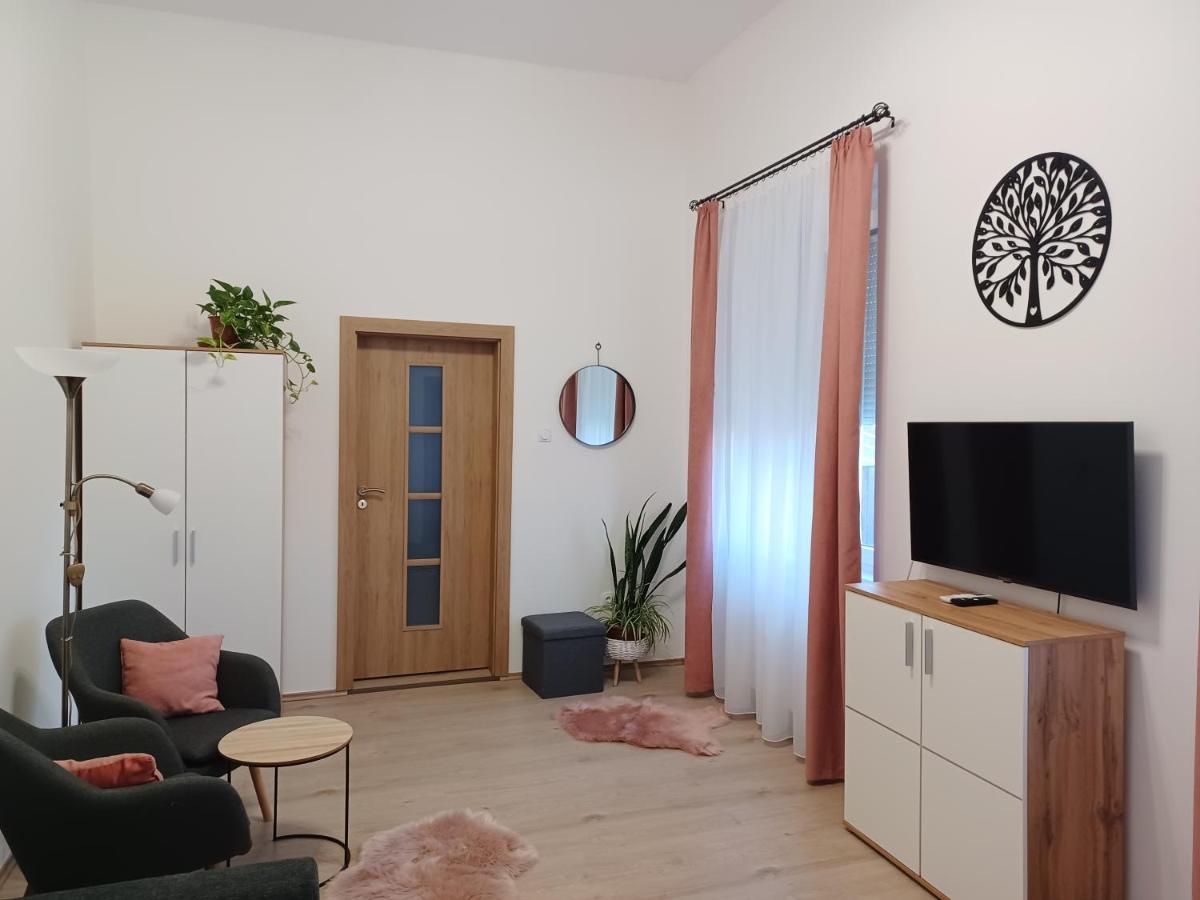 Rad-Var Apartmanhaz Έγκερ Εξωτερικό φωτογραφία