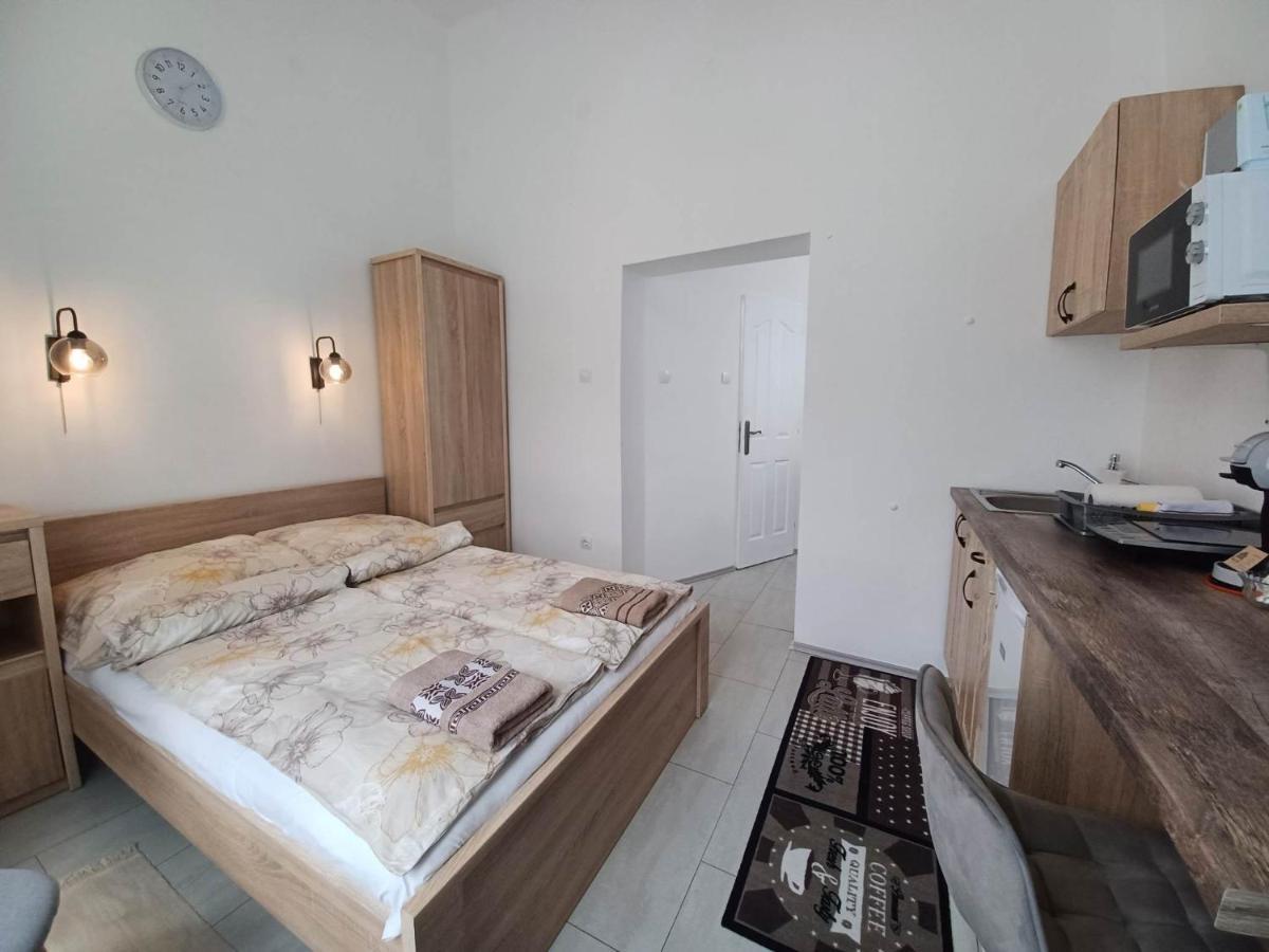 Rad-Var Apartmanhaz Έγκερ Εξωτερικό φωτογραφία
