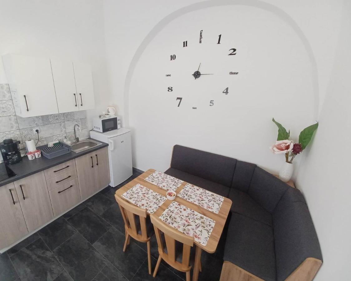 Rad-Var Apartmanhaz Έγκερ Εξωτερικό φωτογραφία