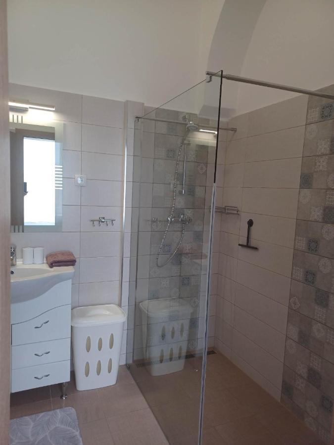 Rad-Var Apartmanhaz Έγκερ Εξωτερικό φωτογραφία