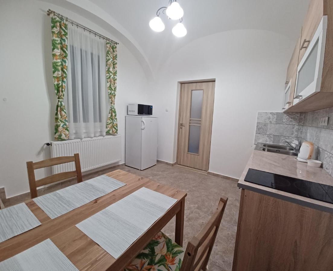 Rad-Var Apartmanhaz Έγκερ Εξωτερικό φωτογραφία