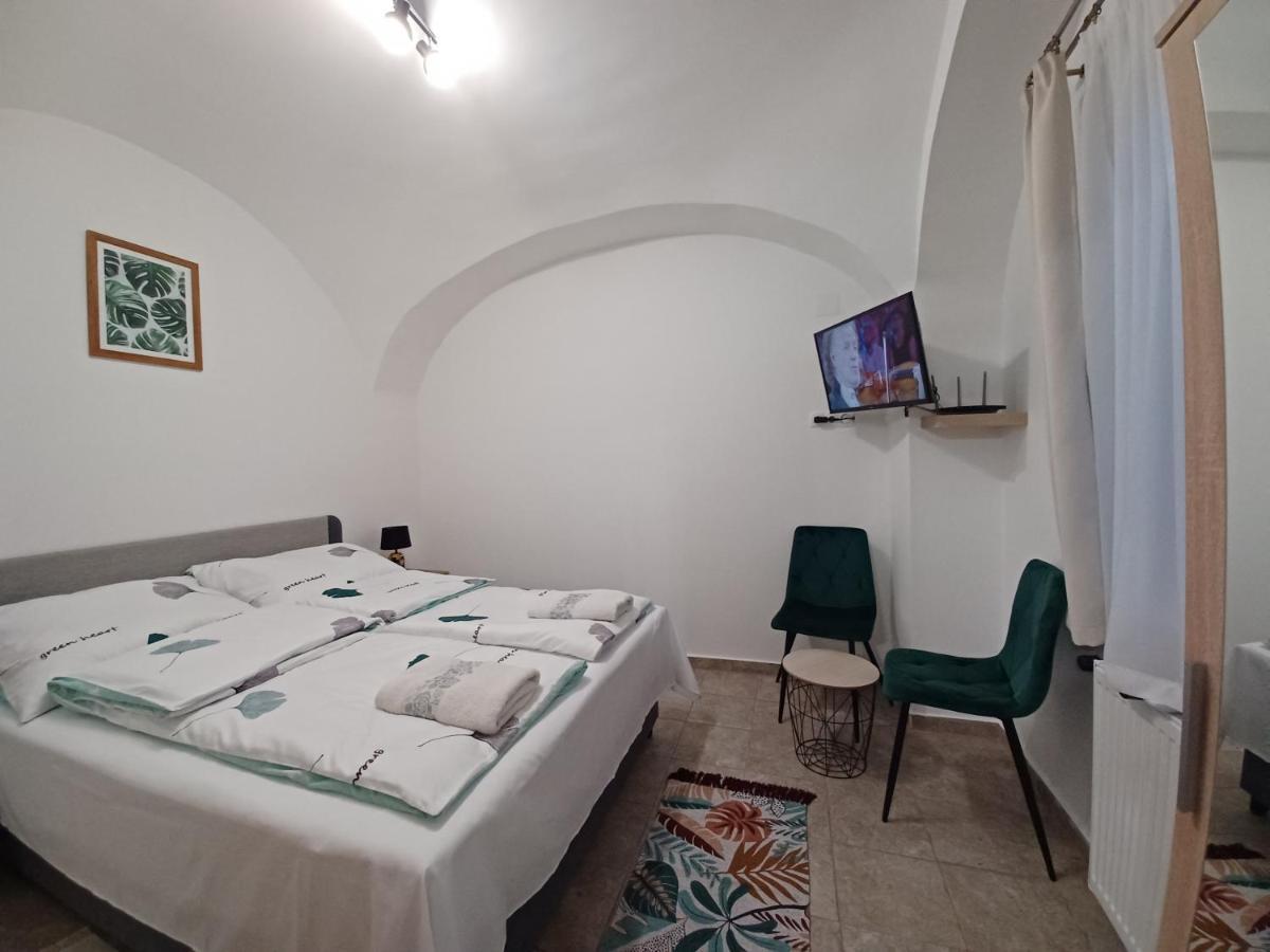 Rad-Var Apartmanhaz Έγκερ Εξωτερικό φωτογραφία