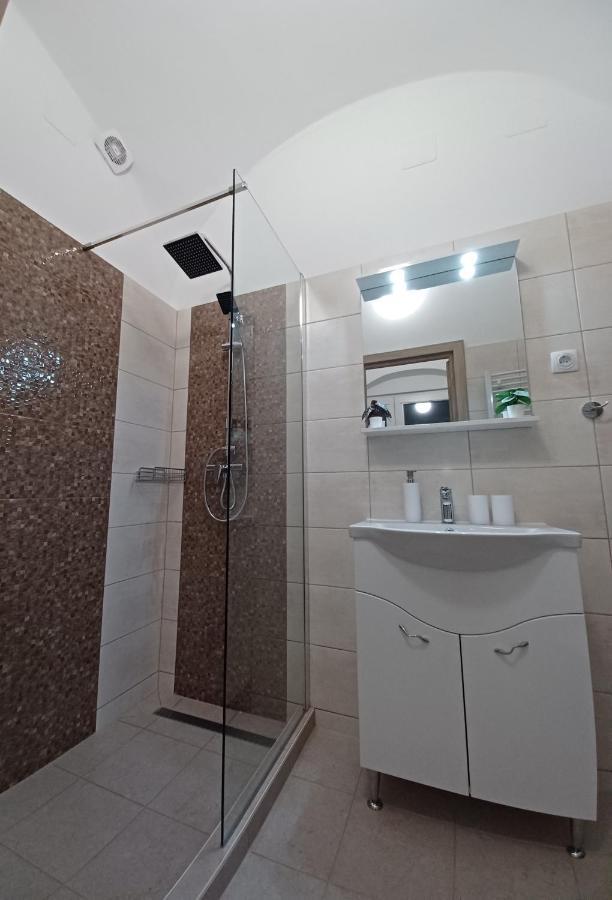 Rad-Var Apartmanhaz Έγκερ Εξωτερικό φωτογραφία